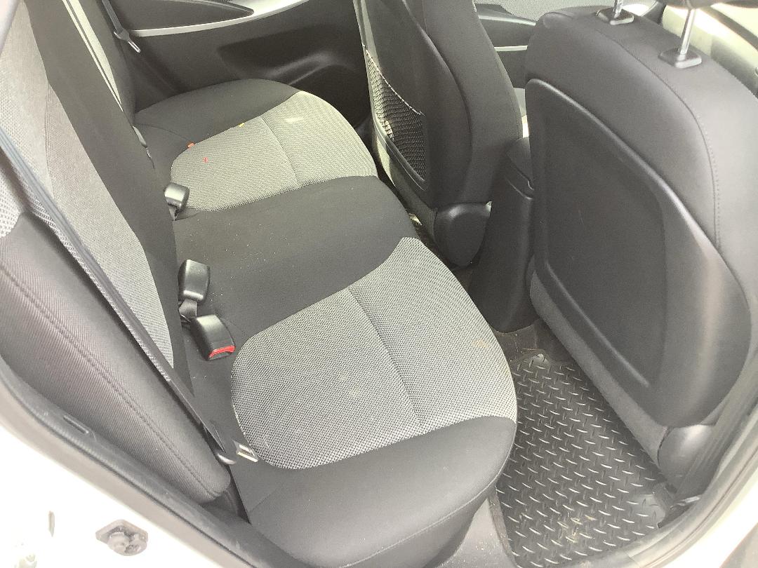 Photo '6' of Hyundai Accent Photo '6' of Hyundai Accent