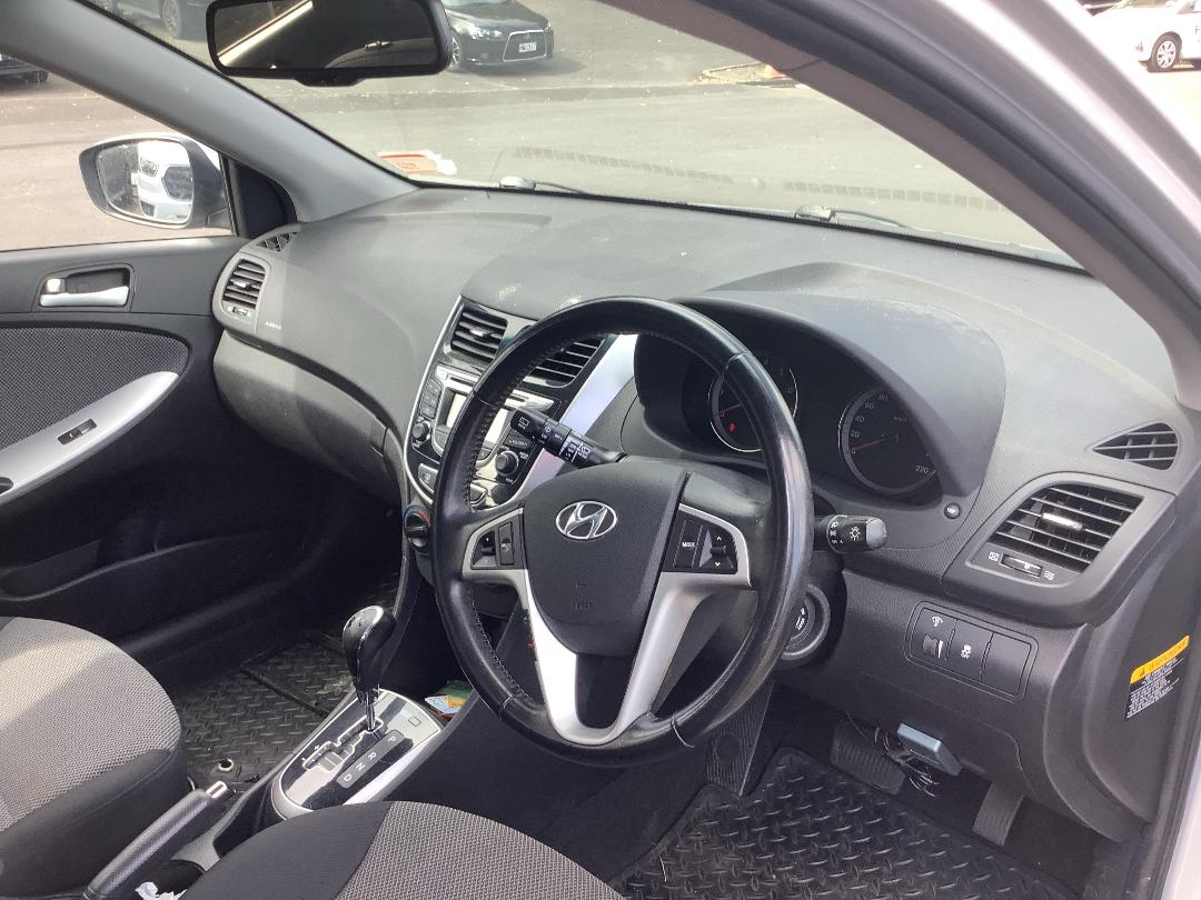 Photo '8' of Hyundai Accent Photo '8' of Hyundai Accent