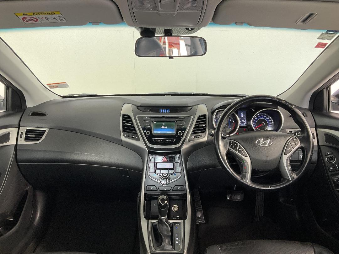 Photo '17' of Hyundai Elantra Photo '17' of Hyundai Elantra