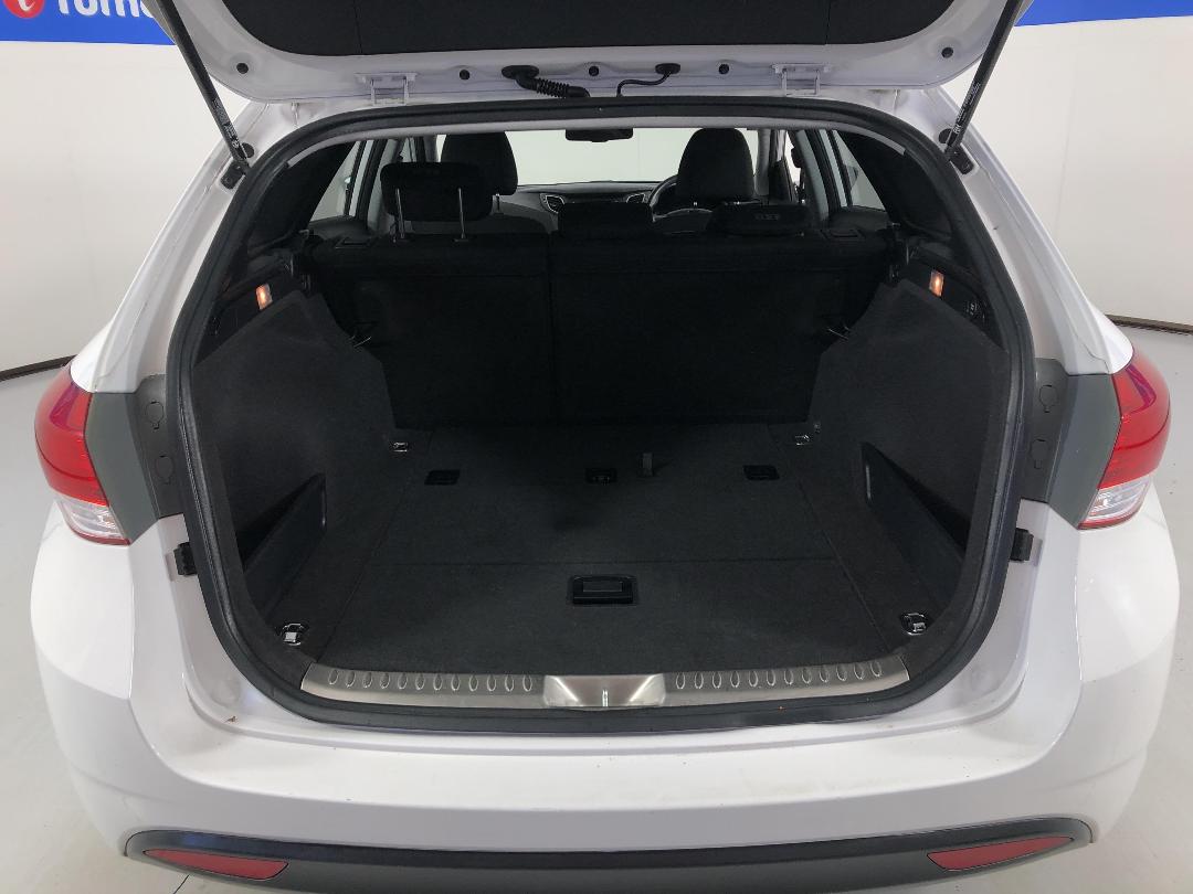 Photo '14' of Hyundai I40 Photo '14' of Hyundai I40