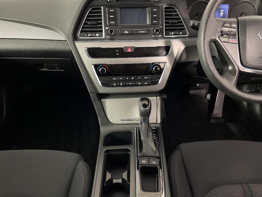 Photo '18' of Hyundai Sonata Photo '18' of Hyundai Sonata