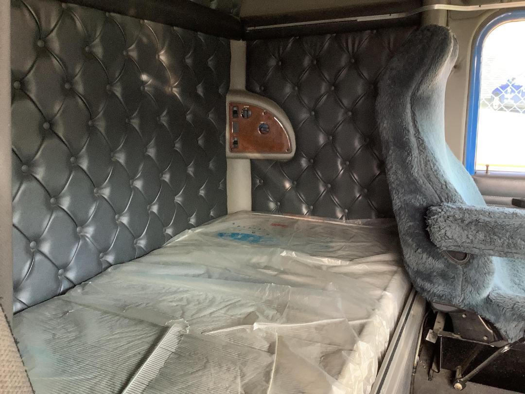 Photo '14' of International 9800I NAV479 Curtainsider