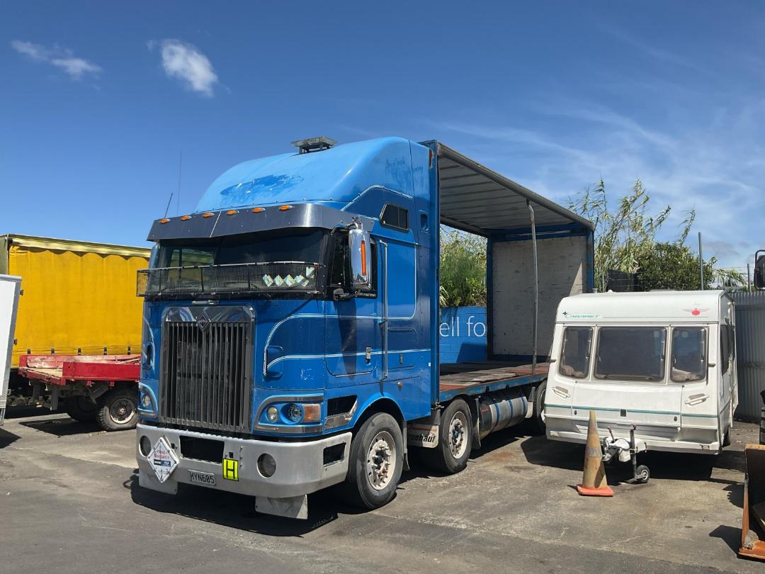 Photo '4' of International 9800I NAV479 Curtainsider