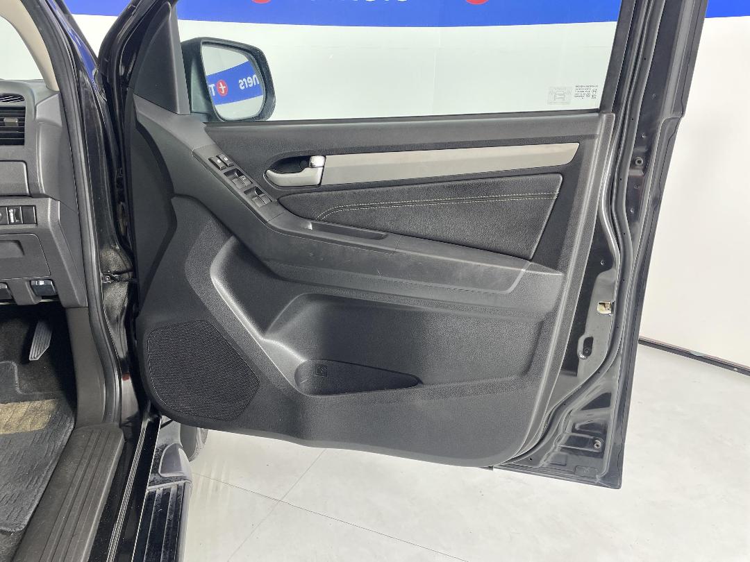 Photo '15' of Isuzu MU-X