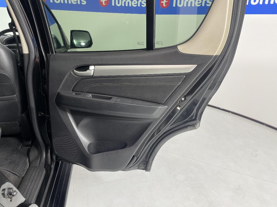 Photo '19' of Isuzu MU-X