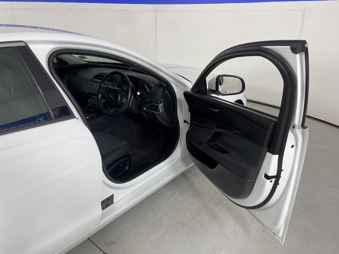 Photo '15' of Jaguar XE