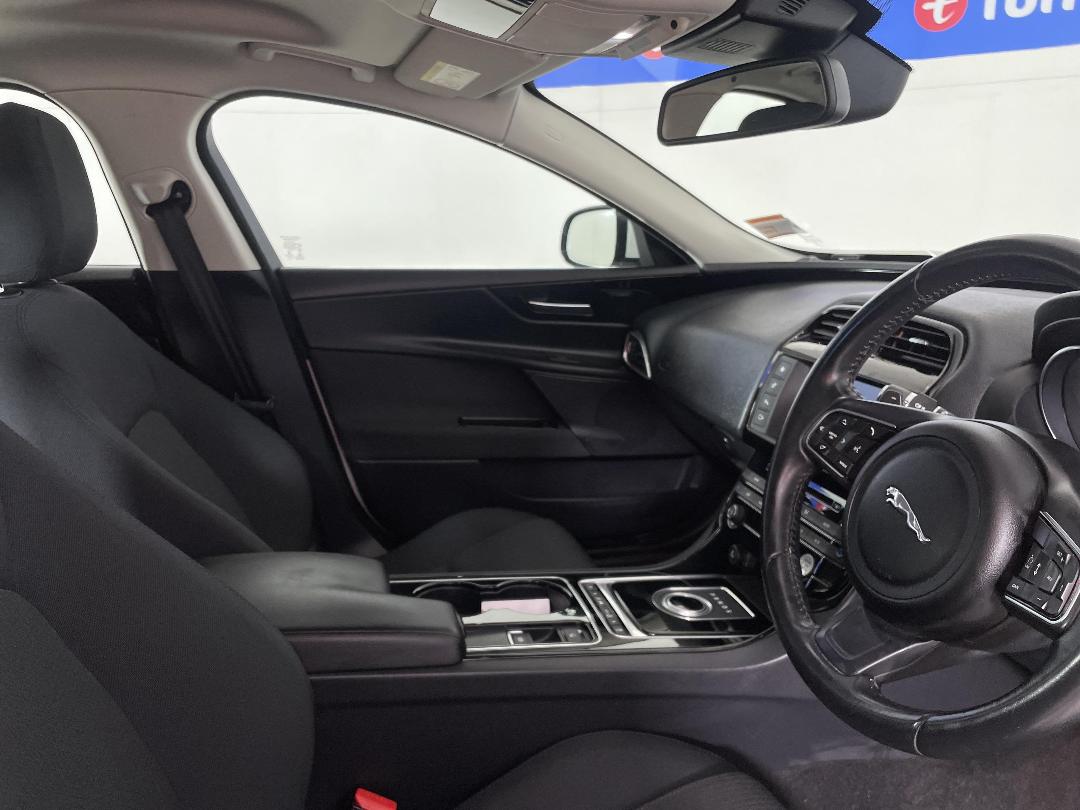 Photo '16' of Jaguar XE