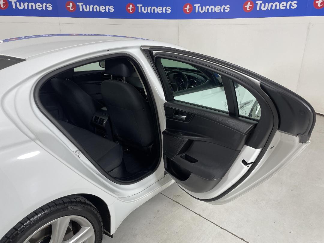 Photo '19' of Jaguar XE