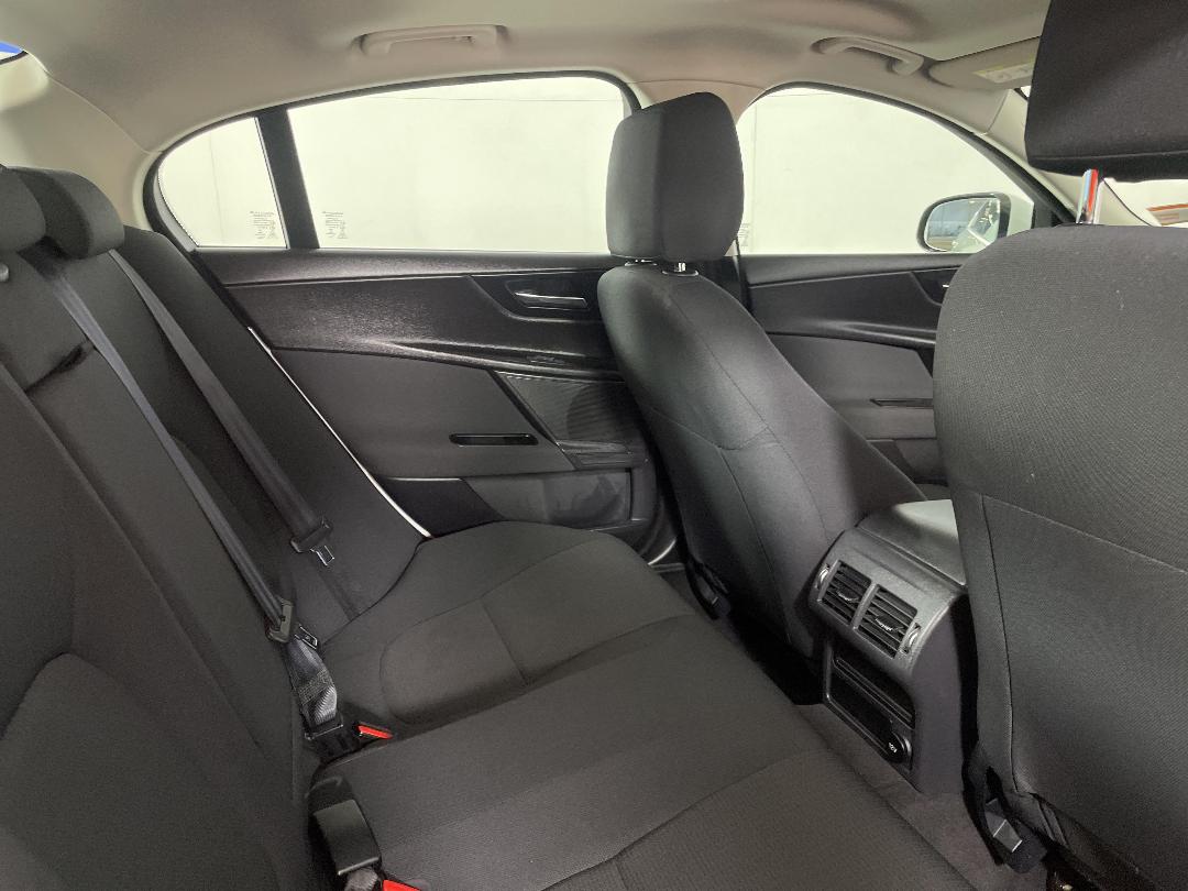 Photo '20' of Jaguar XE