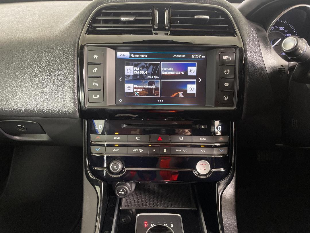 Photo '18' of Jaguar XE