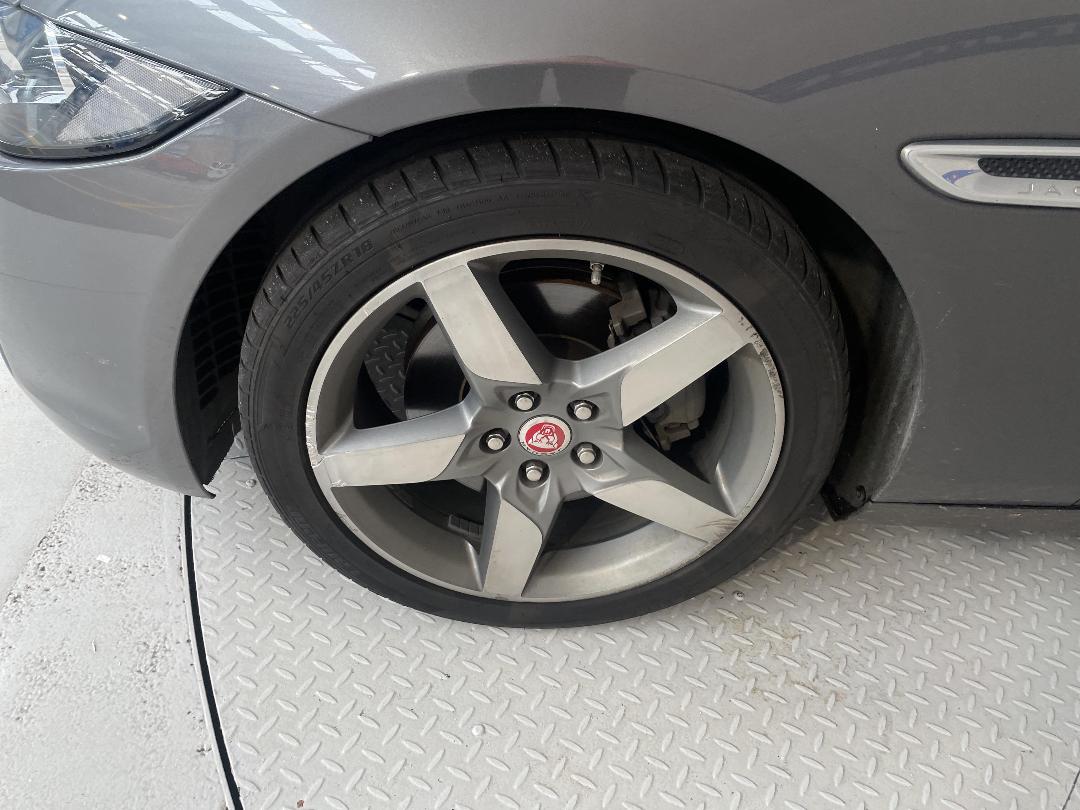 Photo '10' of Jaguar XE