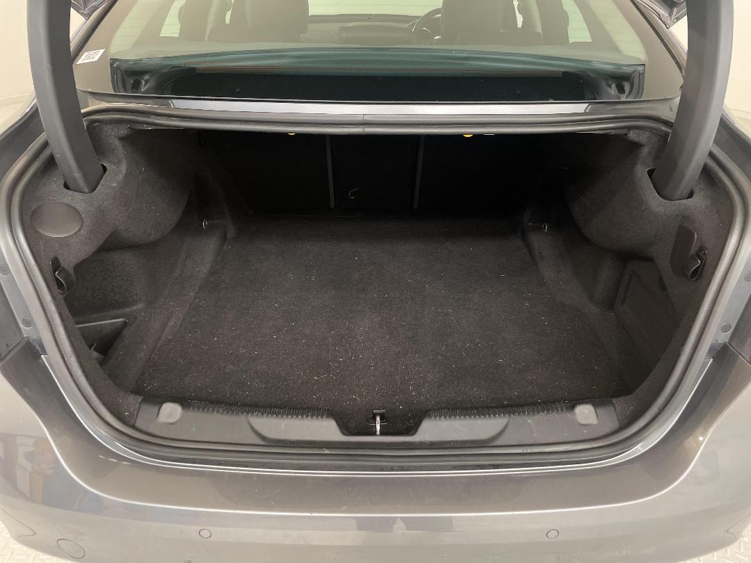 Photo '14' of Jaguar XE