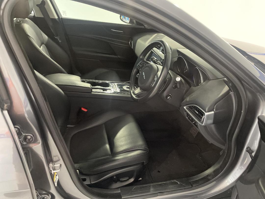 Photo '16' of Jaguar XE