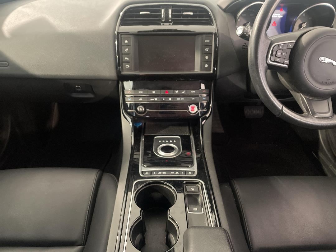 Photo '18' of Jaguar XE