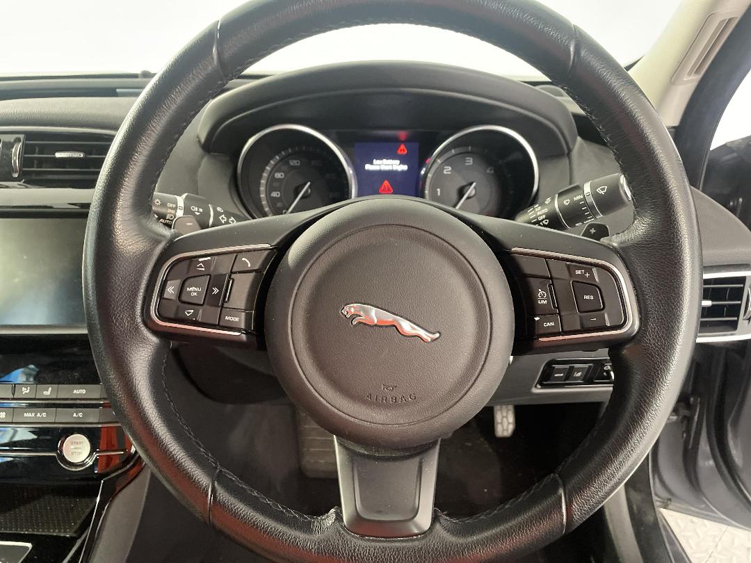 Photo '28' of Jaguar XE