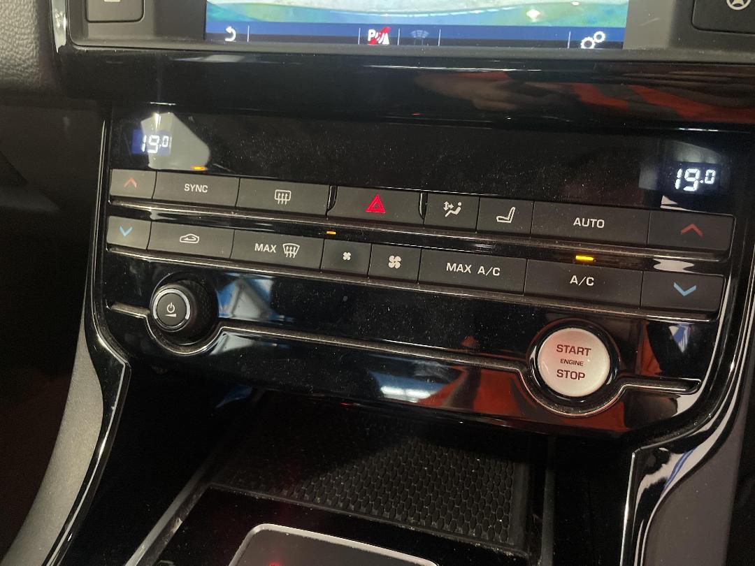 Photo '31' of Jaguar XE