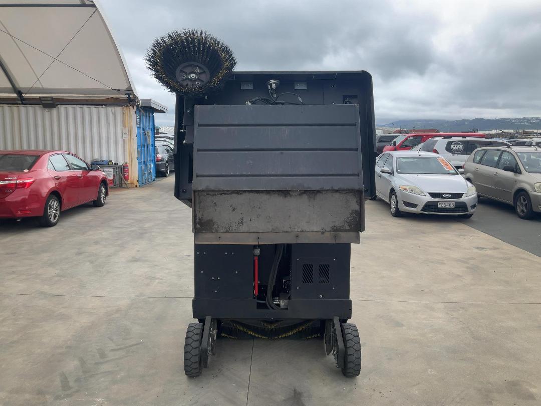 Photo '18' of Karcher KM120 250RBp Sweeper Photo '18' of Karcher KM120 250RBp Sweeper