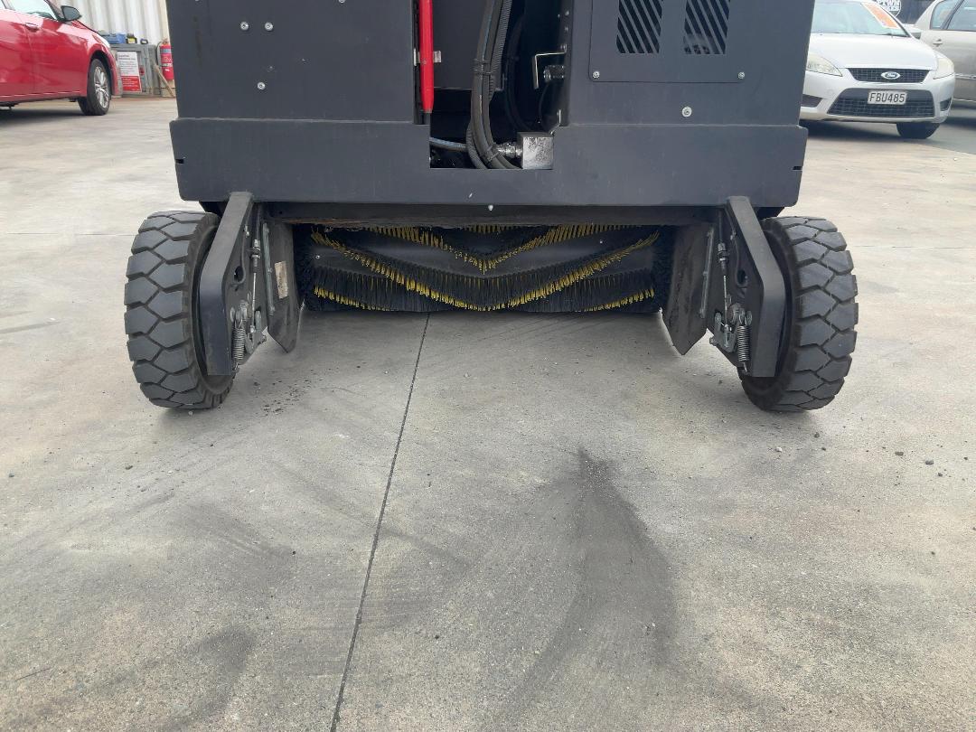 Photo '19' of Karcher KM120 250RBp Sweeper Photo '19' of Karcher KM120 250RBp Sweeper