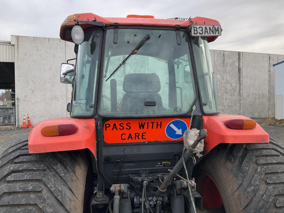 Photo '6' of Kubota M8540DTQ Tractor Photo '6' of Kubota M8540DTQ Tractor