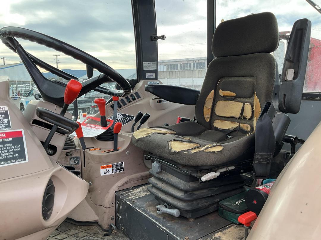 Photo '16' of Kubota M8540DTQ Tractor Photo '16' of Kubota M8540DTQ Tractor