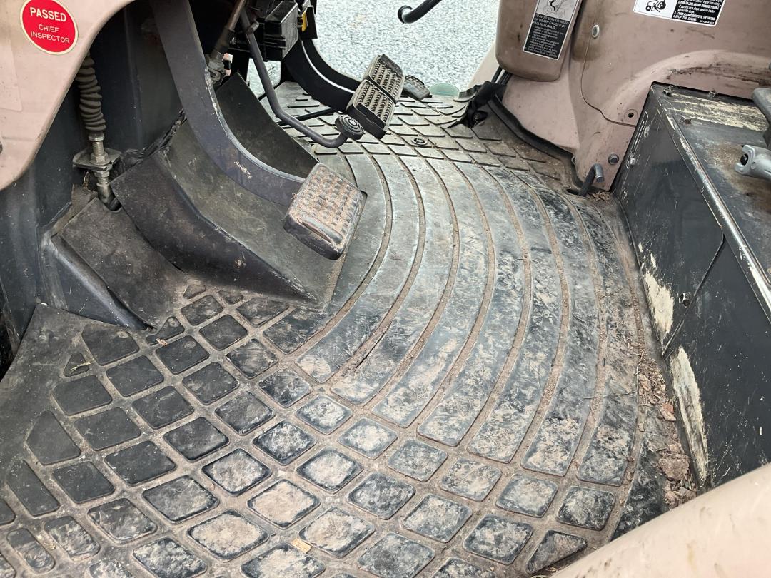 Photo '18' of Kubota M8540DTQ Tractor Photo '18' of Kubota M8540DTQ Tractor