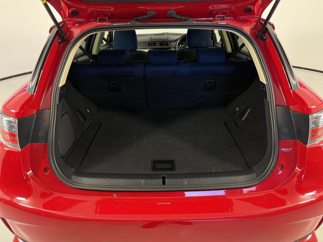 Photo '14' of Lexus CT200H