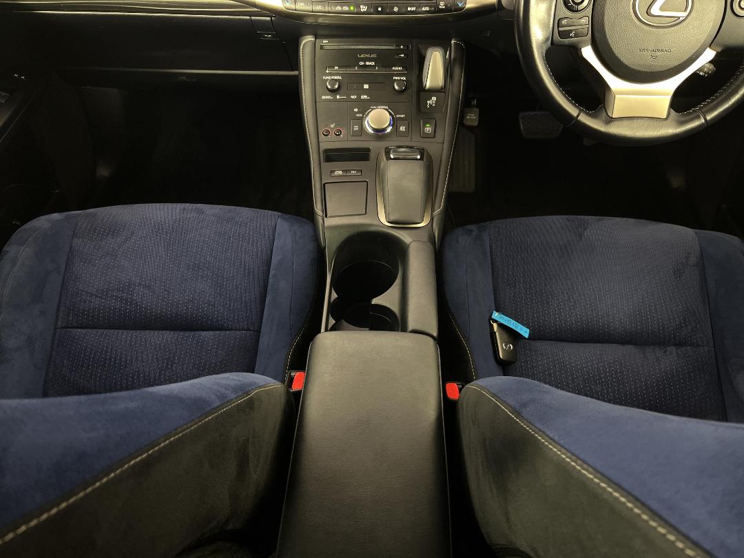 Photo '18' of Lexus CT200H