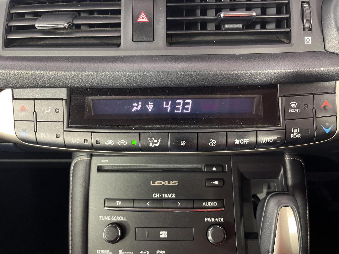 Photo '24' of Lexus CT200H