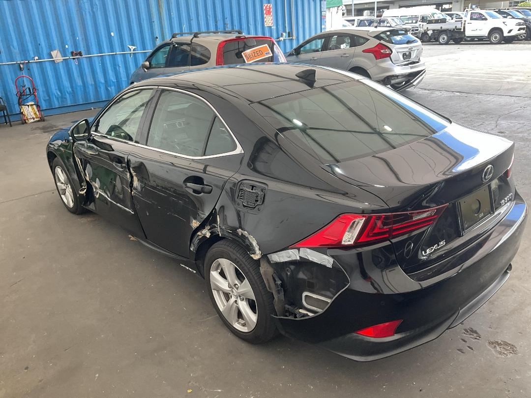 Photo '11' of Lexus IS300H