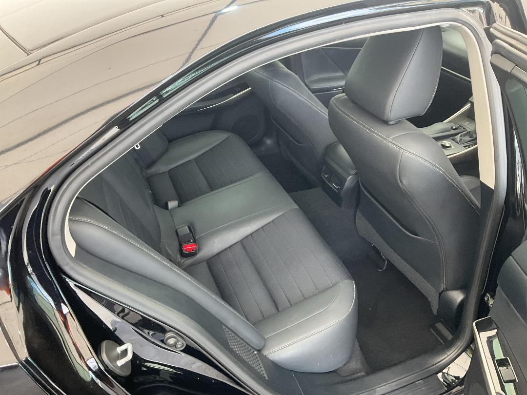 Photo '21' of Lexus IS300H