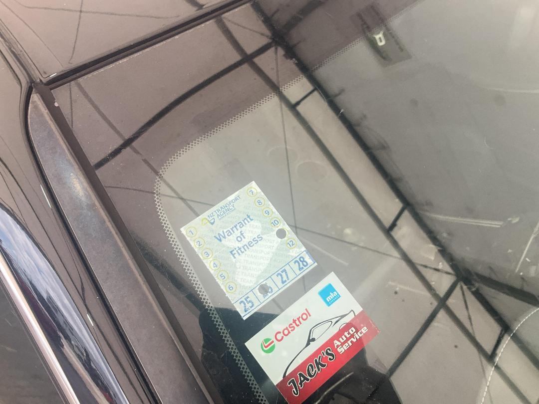 Photo '24' of Lexus IS300H