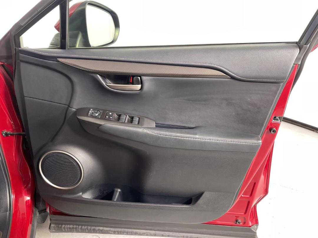 Photo '15' of Lexus NX300H