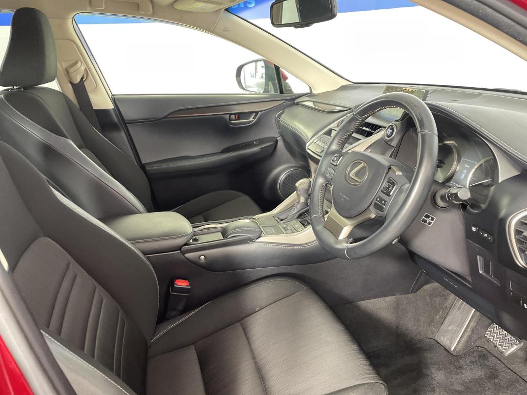 Photo '16' of Lexus NX300H