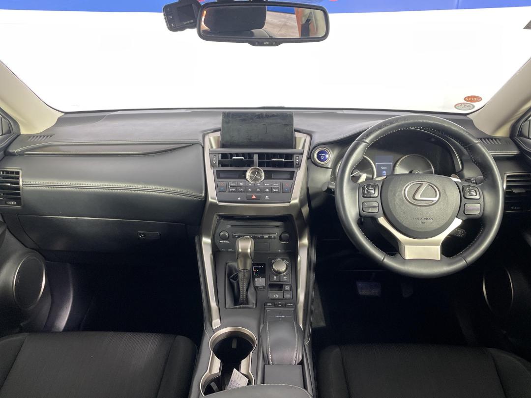 Photo '17' of Lexus NX300H