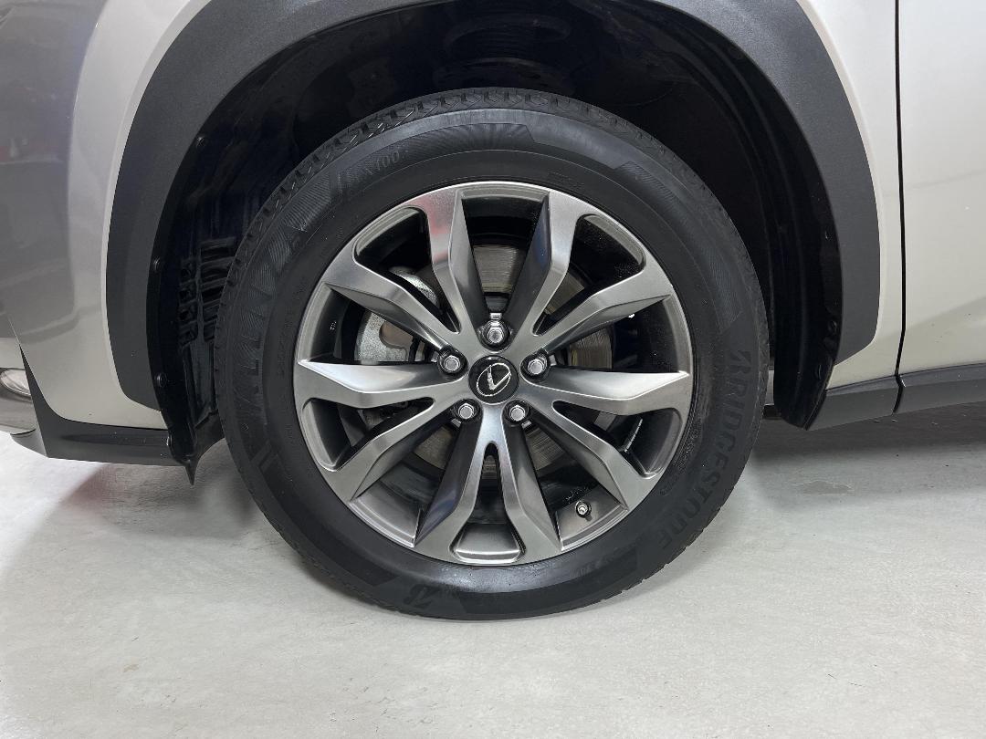 Photo '10' of Lexus NX300H