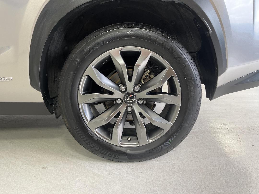 Photo '11' of Lexus NX300H