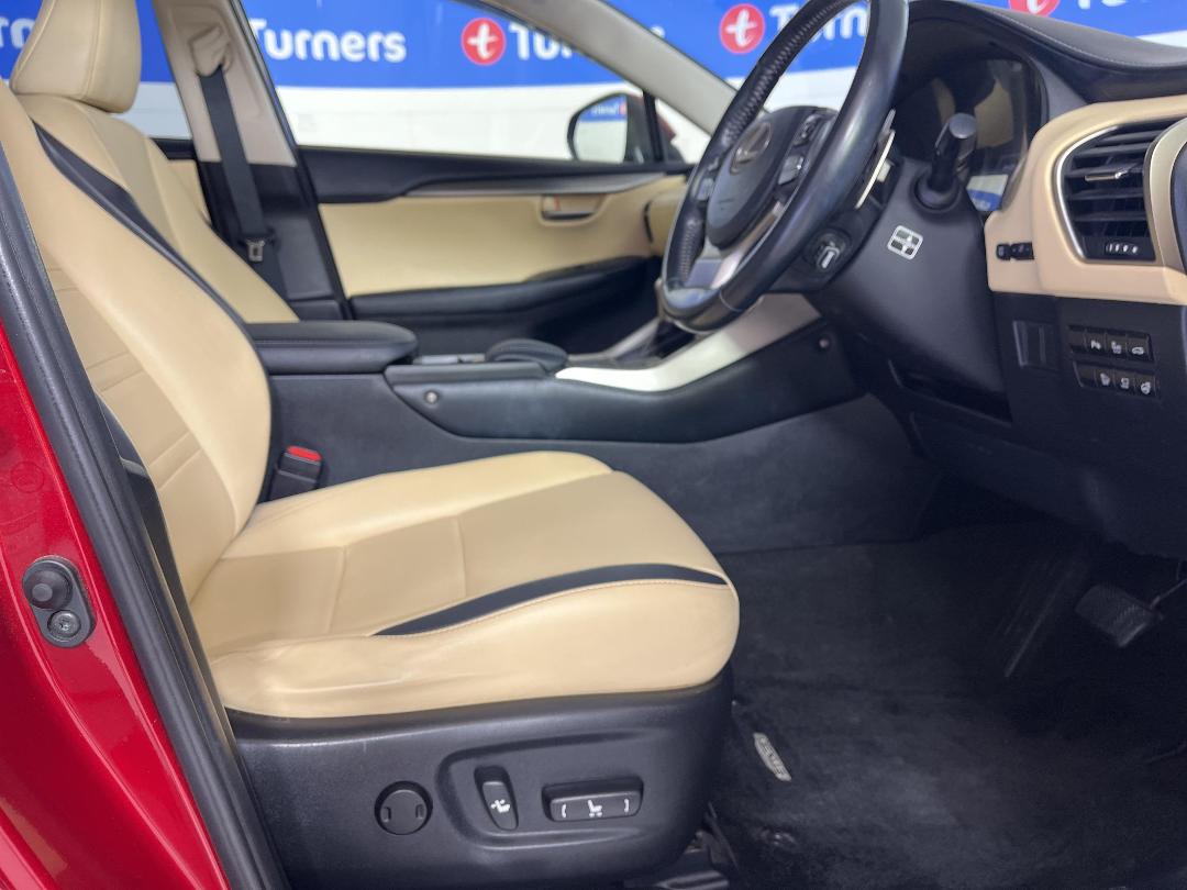 Photo '16' of Lexus NX300H