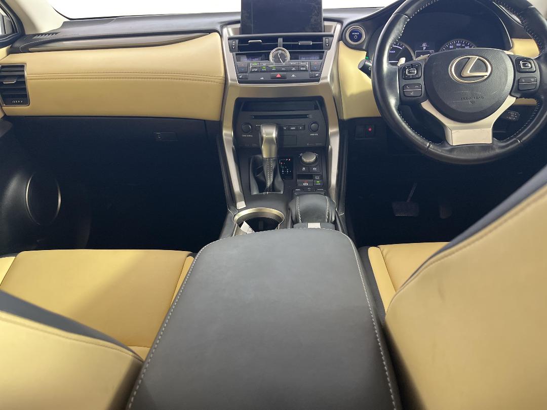 Photo '18' of Lexus NX300H