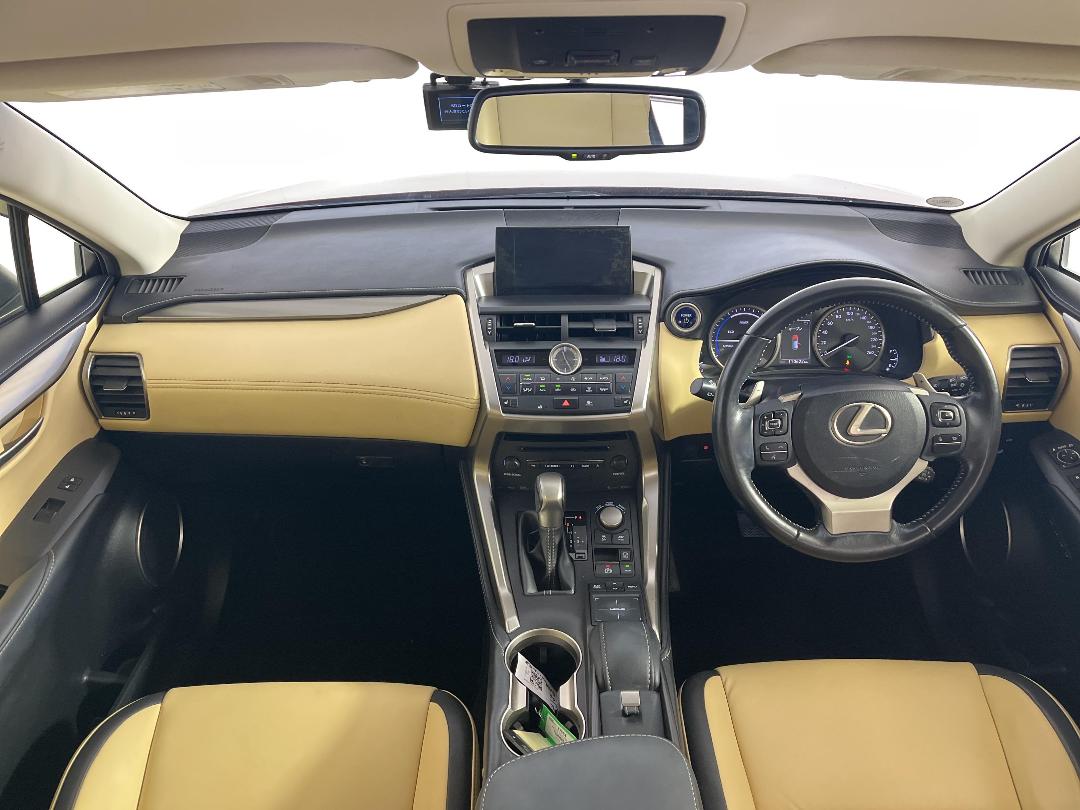 Photo '17' of Lexus NX300H