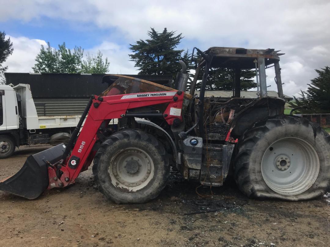 Photo '3' of Massey Ferguson 6612 & FEL (E290009) Tractor Photo '3' of Massey Ferguson 6612 & FEL (E290009) Tractor