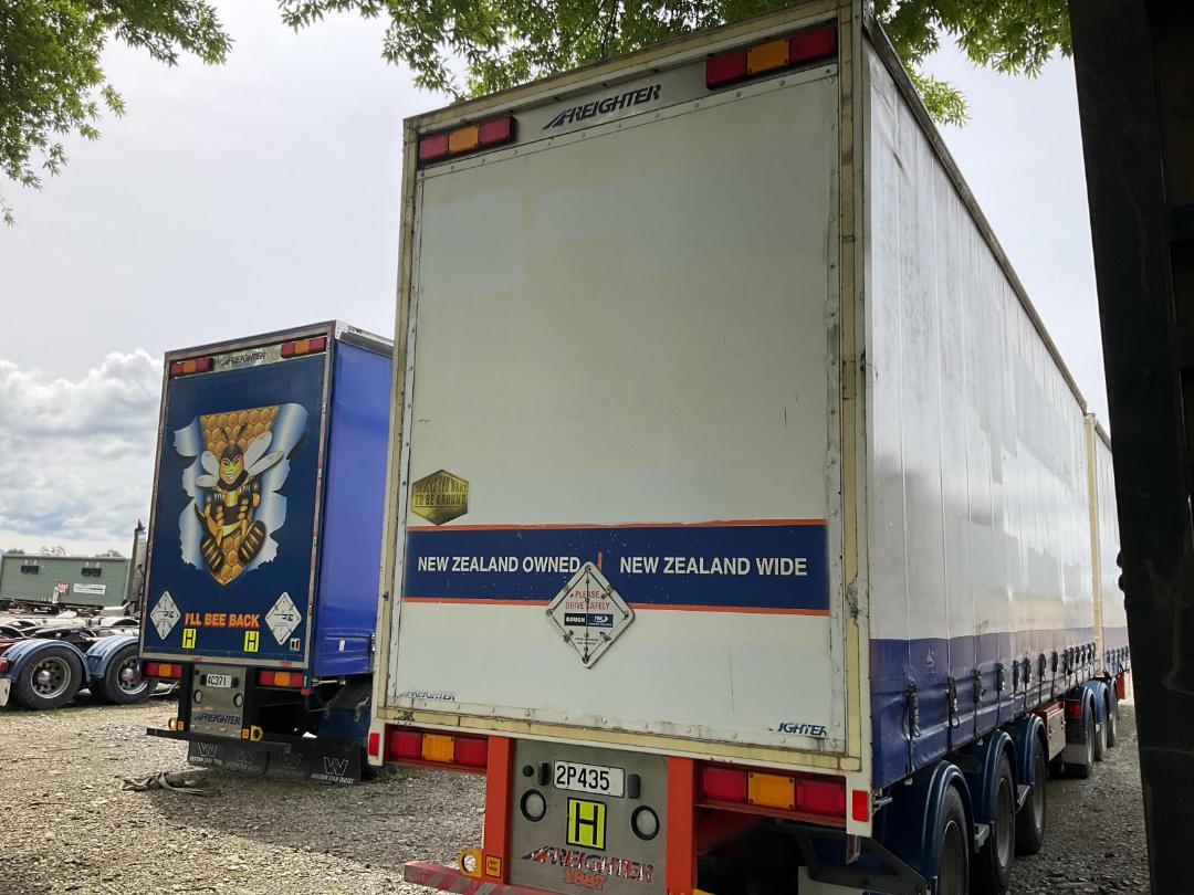 Photo '7' of MAXICUBE FREIGHTER 3 AXLE SEMI Curtainsider B-Train