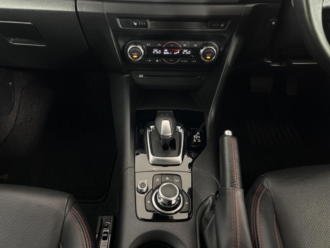 Photo '18' of Mazda Axela