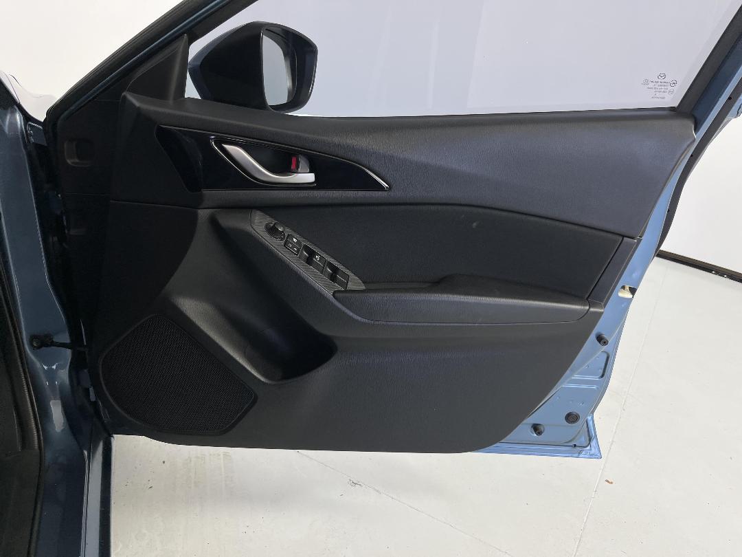 Photo '15' of Mazda Axela