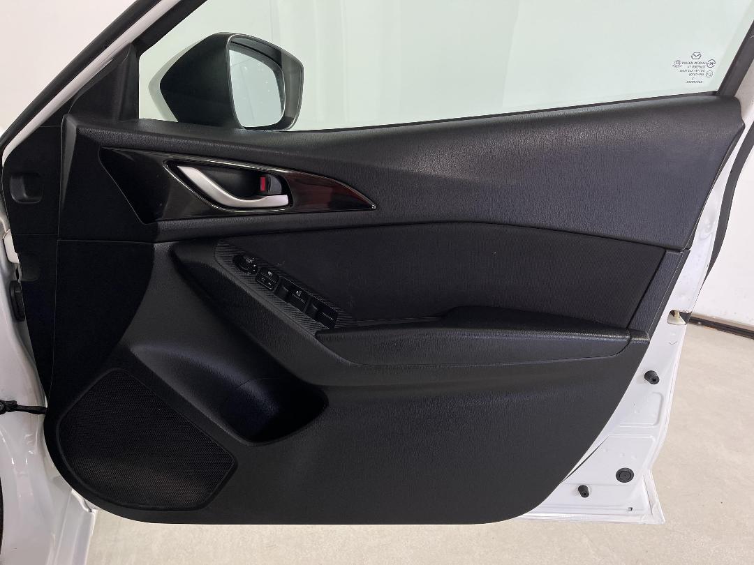 Photo '15' of Mazda Axela