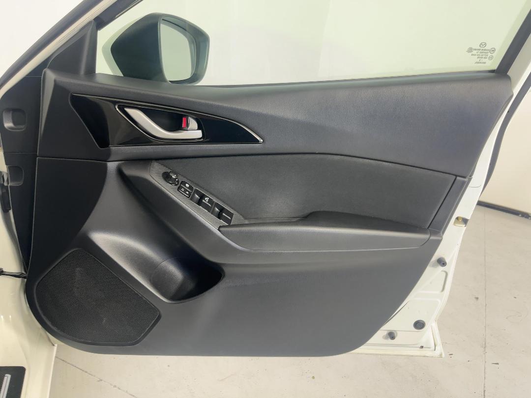 Photo '15' of Mazda Axela