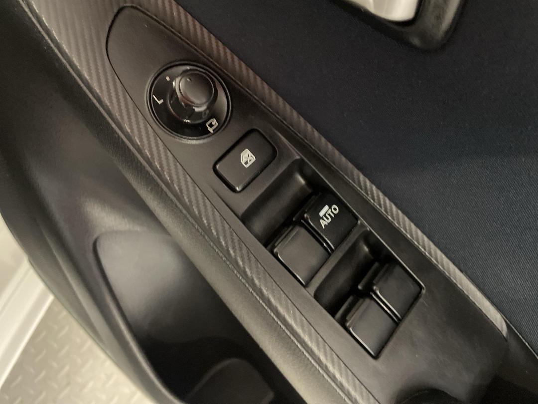 Photo '23' of Mazda Demio