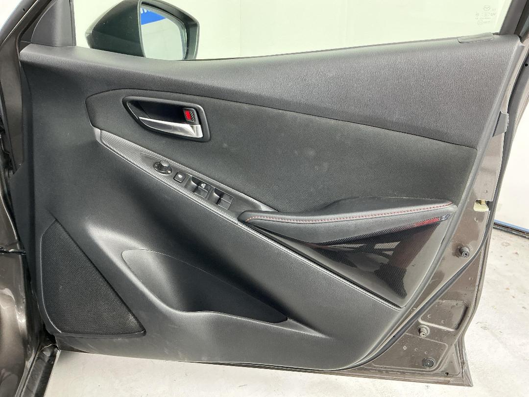 Photo '15' of Mazda Demio Photo '15' of Mazda Demio