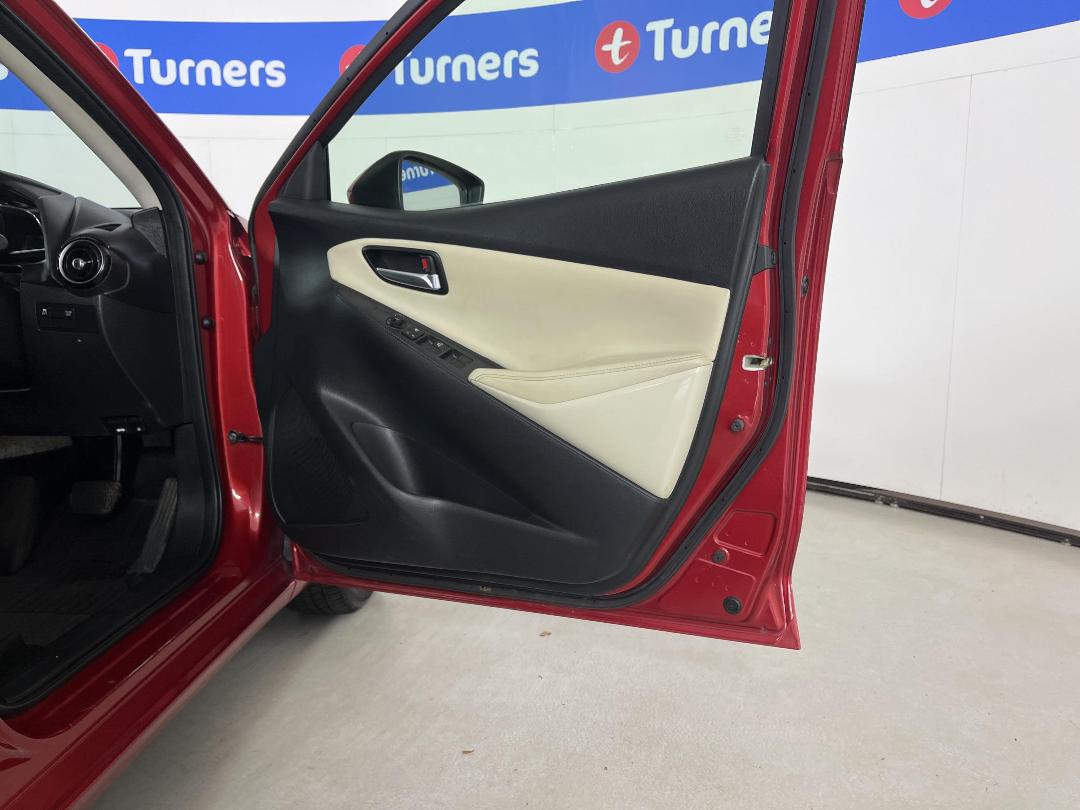 Photo '15' of Mazda Demio