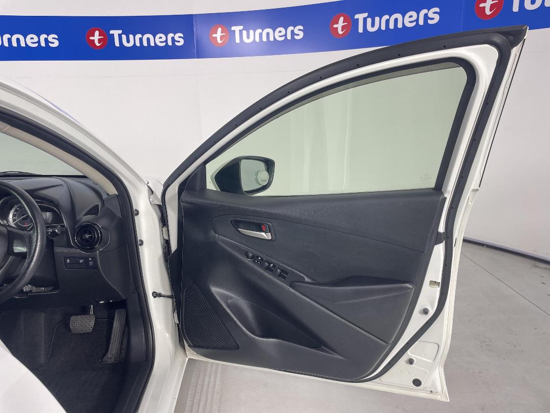 Photo '15' of Mazda Demio Photo '15' of Mazda Demio