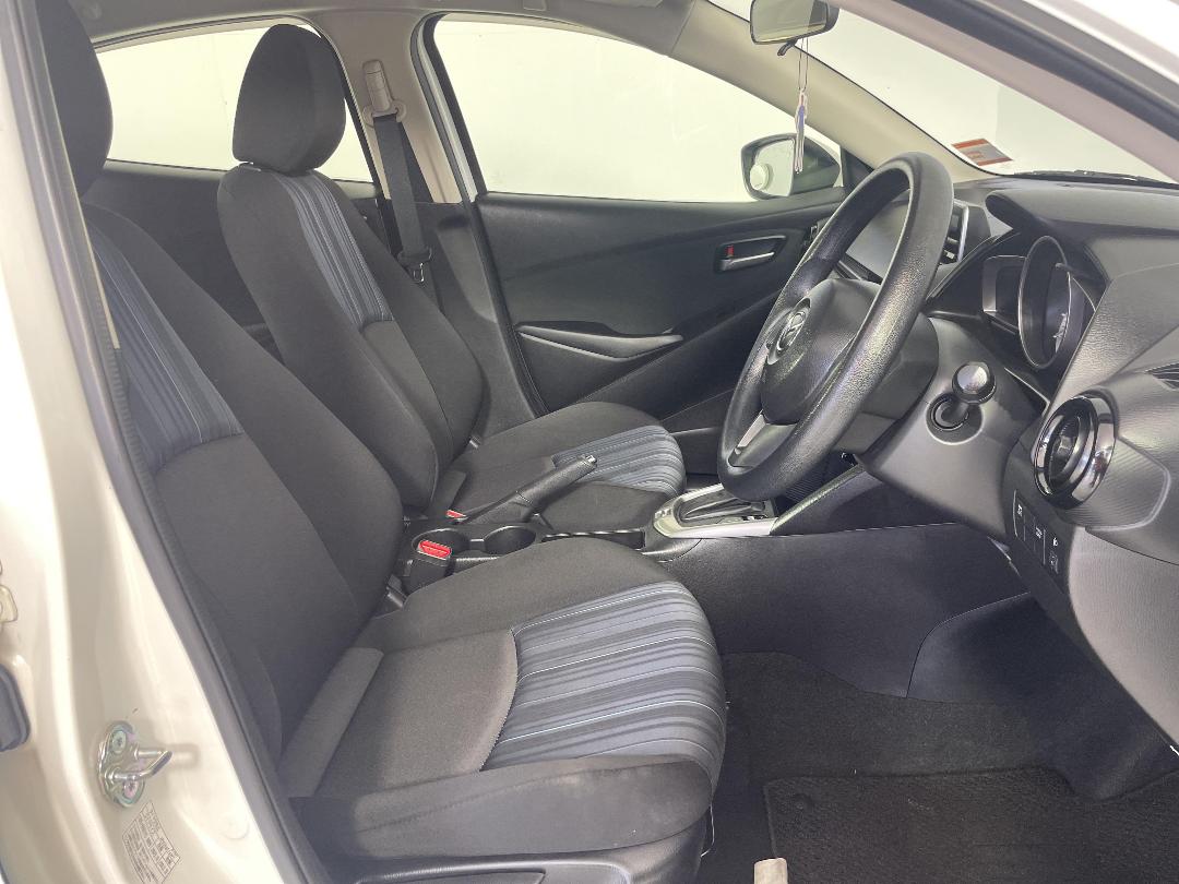 Photo '16' of Mazda Demio Photo '16' of Mazda Demio